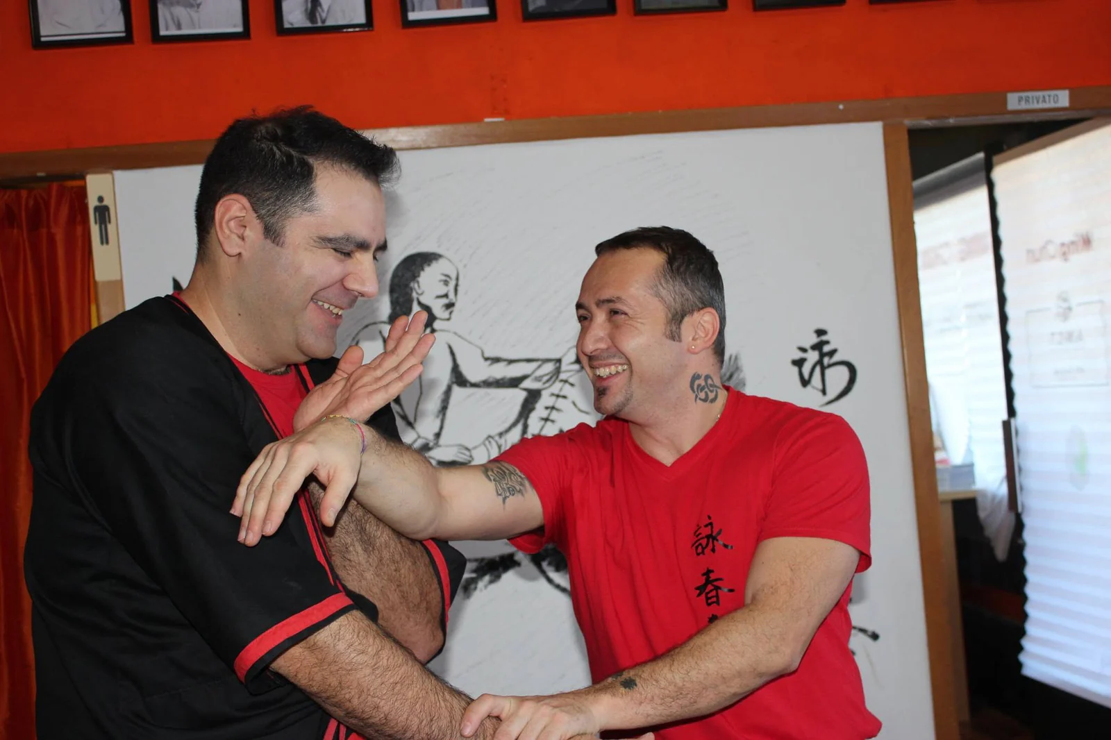 Sifu Luca Bomba lavora a contatto con un allievo
